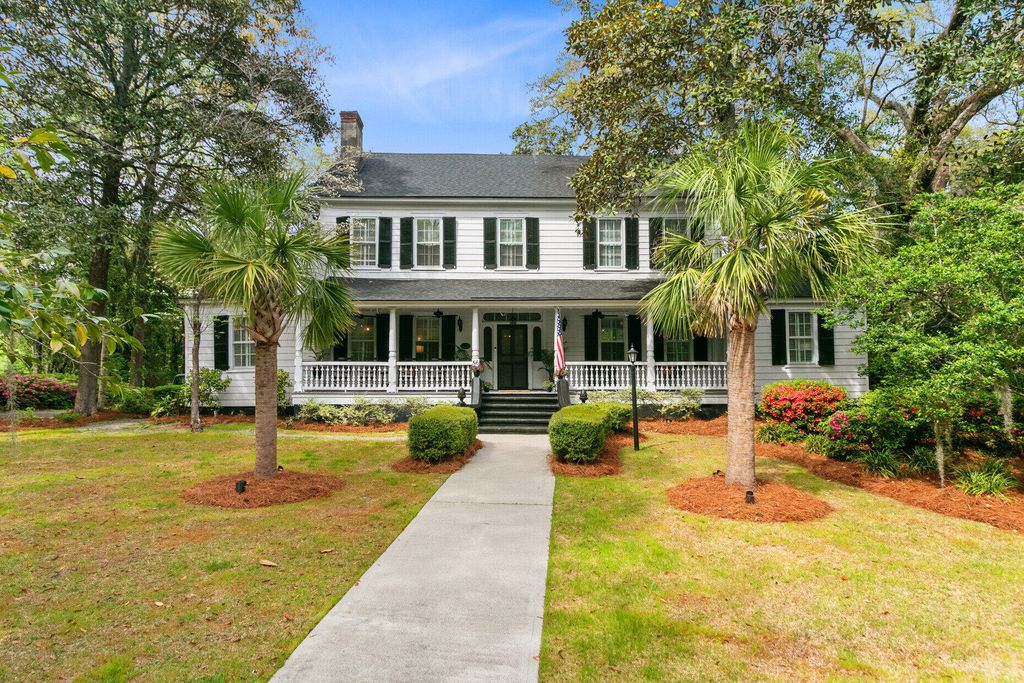Image 4 of property listing at 516 Central Avenue, Summerville, SC 29483