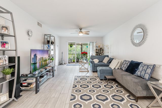 8911 S Hollybrook Boulevard 306, Pembroke Pines, FL 33025