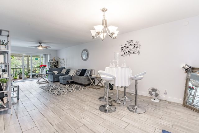8911 S Hollybrook Boulevard 306, Pembroke Pines, FL 33025