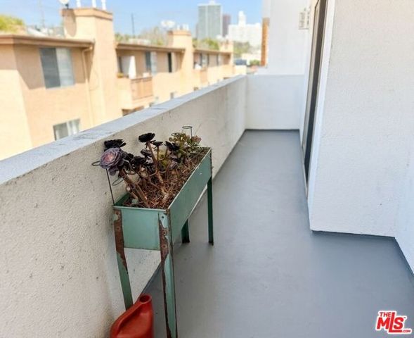 1621 Barry Avenue 302, Los Angeles, CA 90025