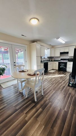 8650 Churchill Dr, Oak Grove, KY 42262