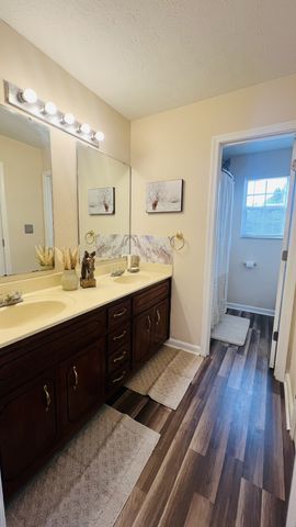 8650 Churchill Dr, Oak Grove, KY 42262