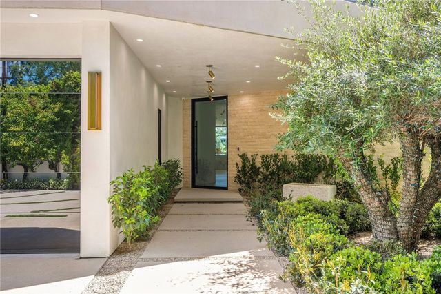 16988 Strawberry Drive, Encino, CA 91436