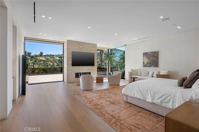 16988 Strawberry Drive, Encino, CA 91436