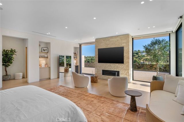 16988 Strawberry Drive, Encino, CA 91436