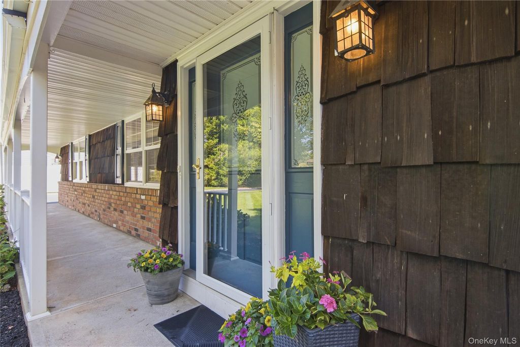 4 Farmington Court, Huntington Station, NY 11746 — photo 3