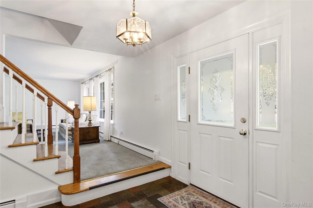 4 Farmington Court, Huntington Station, NY 11746 — photo 4