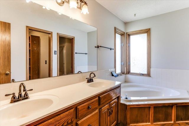 2366 N Vinegate Ct, Wichita, KS 67226