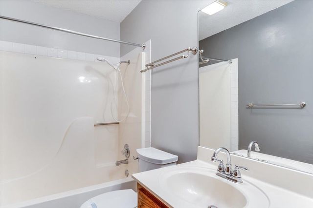 2366 N Vinegate Ct, Wichita, KS 67226