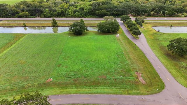 102 Lakeland Circle, Rosharon, TX 77583