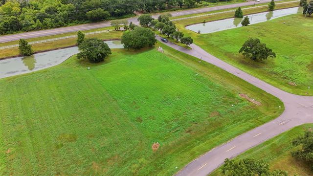 102 Lakeland Circle, Rosharon, TX 77583