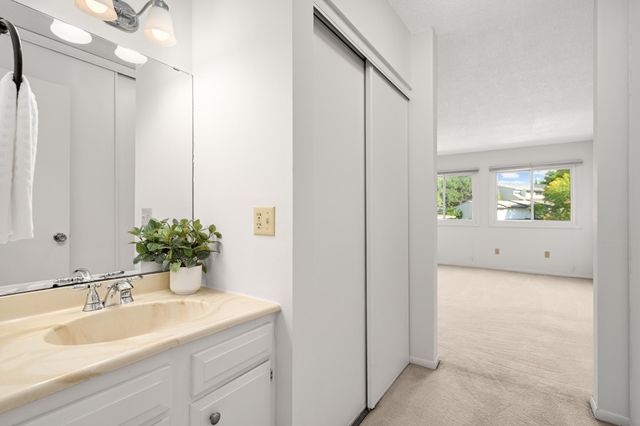 8944 Neill Lake Road 142B, Eden Prairie, MN 55347