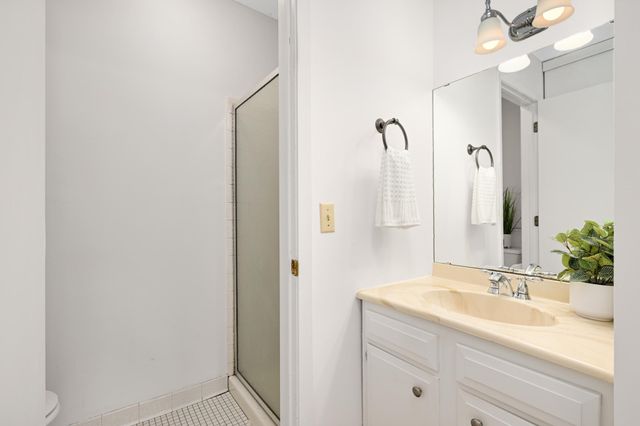 8944 Neill Lake Road 142B, Eden Prairie, MN 55347