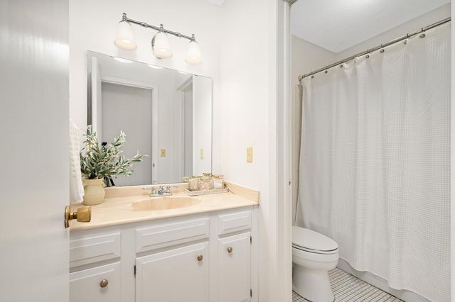 8944 Neill Lake Road 142B, Eden Prairie, MN 55347