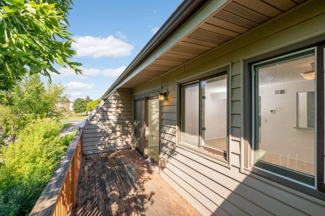 8944 Neill Lake Road 142B, Eden Prairie, MN 55347