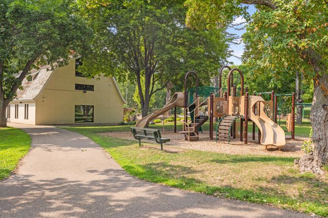 8944 Neill Lake Road 142B, Eden Prairie, MN 55347