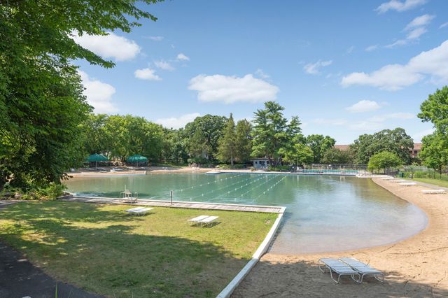 8944 Neill Lake Road 142B, Eden Prairie, MN 55347