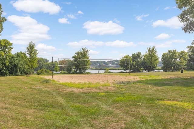 8944 Neill Lake Road 142B, Eden Prairie, MN 55347