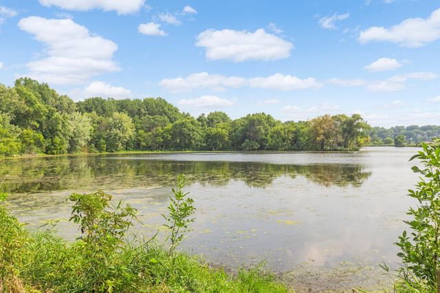 8944 Neill Lake Road 142B, Eden Prairie, MN 55347