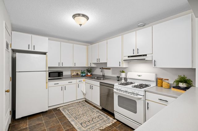 8944 Neill Lake Road 142B, Eden Prairie, MN 55347