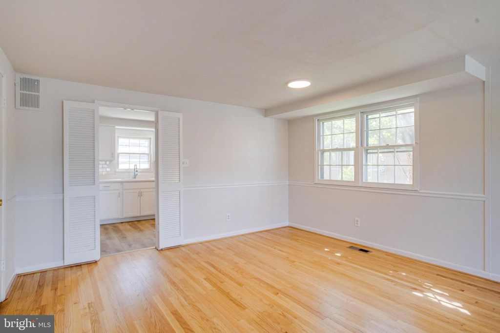 Image 8 of property listing at 5611 CHELWYND RD, Halethorpe, MD 21227