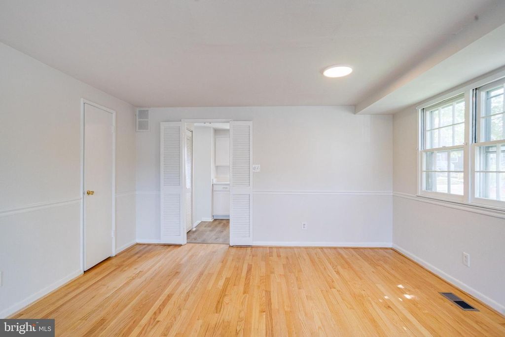 Image 9 of property listing at 5611 CHELWYND RD, Halethorpe, MD 21227