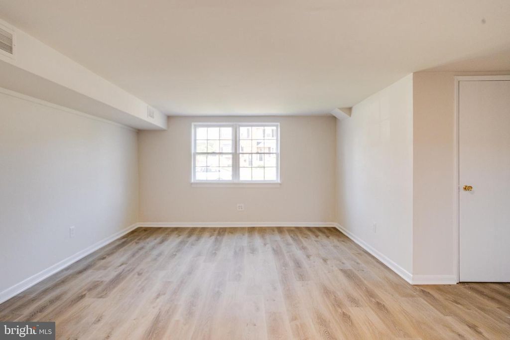 Image 14 of property listing at 5611 CHELWYND RD, Halethorpe, MD 21227