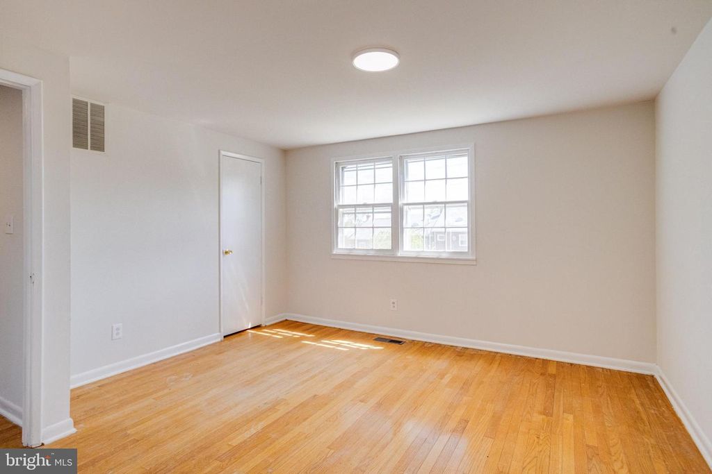Image 21 of property listing at 5611 CHELWYND RD, Halethorpe, MD 21227