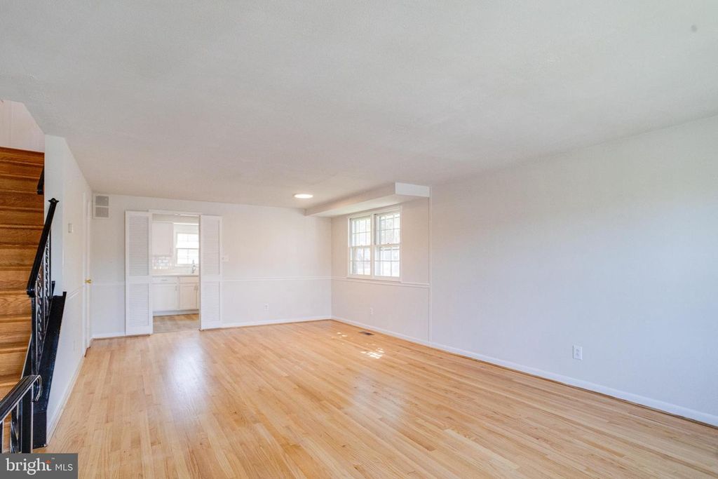Image 2 of property listing at 5611 CHELWYND RD, Halethorpe, MD 21227