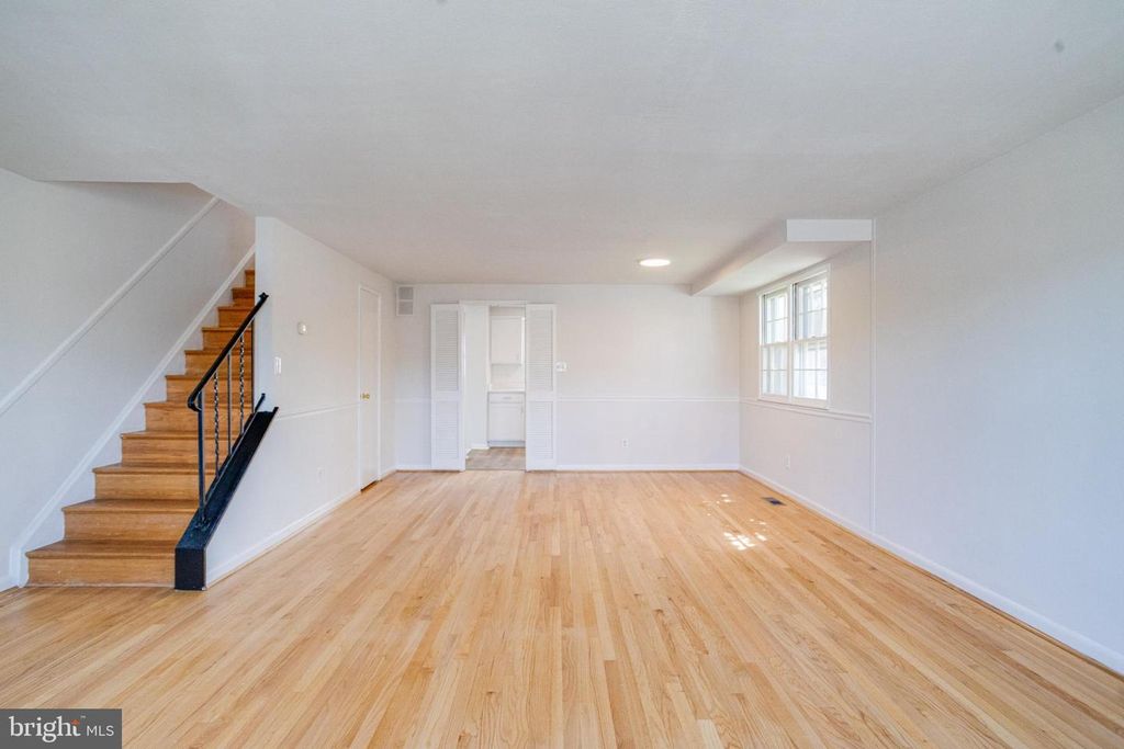 Image 3 of property listing at 5611 CHELWYND RD, Halethorpe, MD 21227