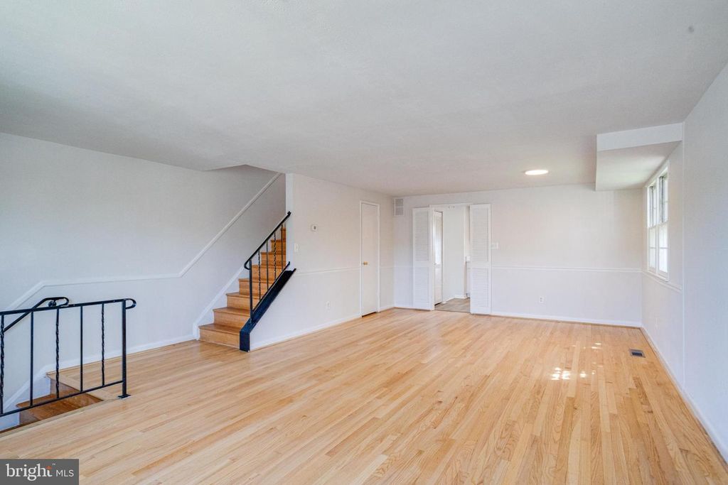 Image 4 of property listing at 5611 CHELWYND RD, Halethorpe, MD 21227