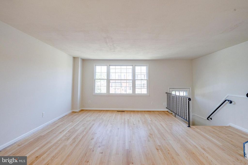 Image 6 of property listing at 5611 CHELWYND RD, Halethorpe, MD 21227