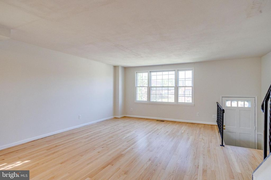 Image 7 of property listing at 5611 CHELWYND RD, Halethorpe, MD 21227