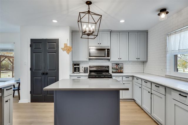 137 W Oak DR, Cedar Creek, TX 78612