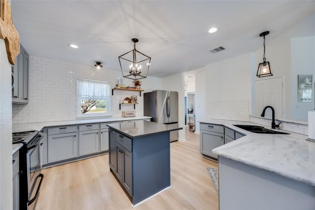 137 W Oak DR, Cedar Creek, TX 78612