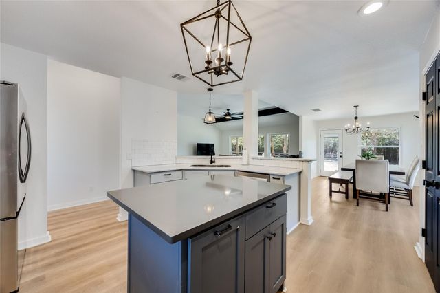 137 W Oak DR, Cedar Creek, TX 78612