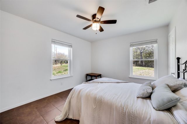 137 W Oak DR, Cedar Creek, TX 78612