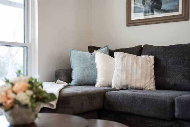 137 W Oak DR, Cedar Creek, TX 78612