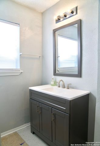 211 WESTOAK RD, San Antonio, TX 78227