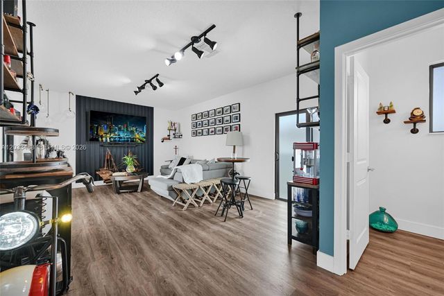 4256 NW 83rd Ave, Doral, FL 33166