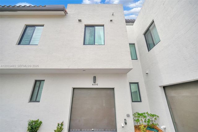 4256 NW 83rd Ave, Doral, FL 33166