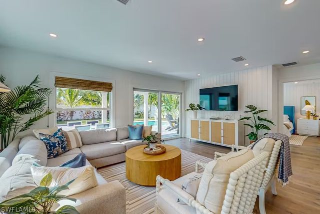 542 104th AVE N, Naples, FL 34108