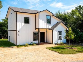 350 Spanish Oak Dr, Canyon Lake, TX 78133