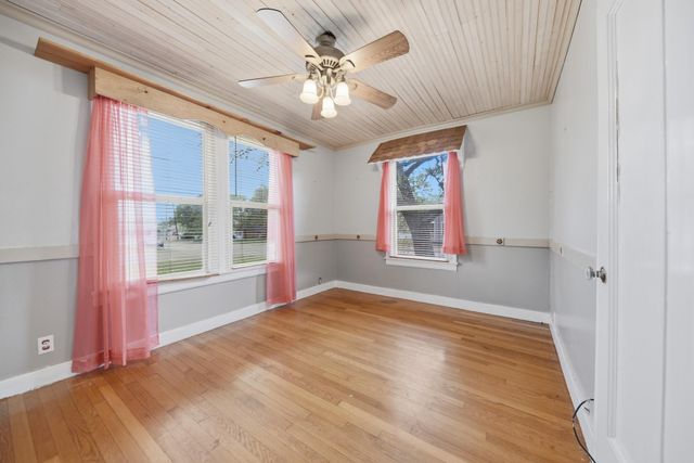 1284 E Hempstead ST, Giddings, TX 78942