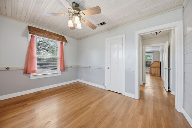 1284 E Hempstead ST, Giddings, TX 78942