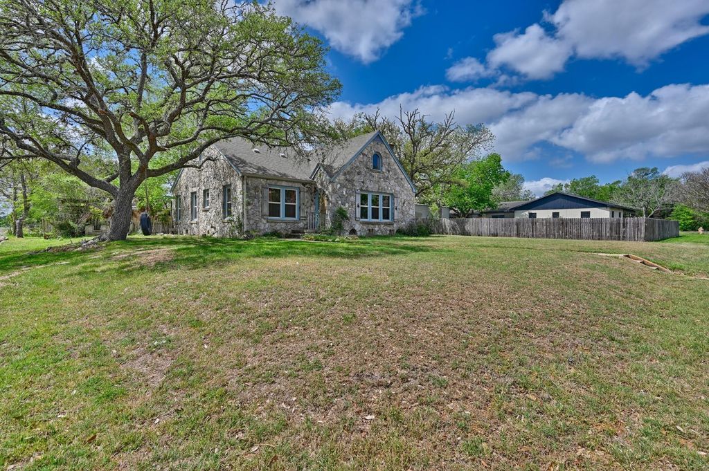 1284 E Hempstead ST, Giddings, TX 78942