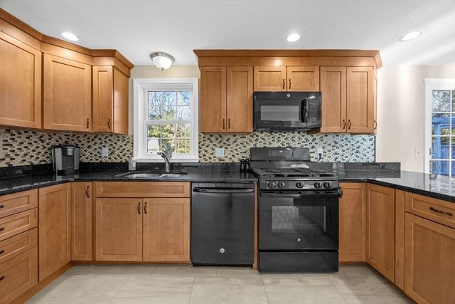 30 Flicker Ln, Barnstable, MA 02648