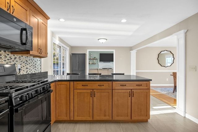 30 Flicker Ln, Barnstable, MA 02648