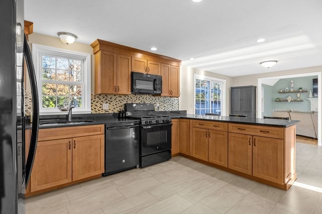 30 Flicker Ln, Barnstable, MA 02648