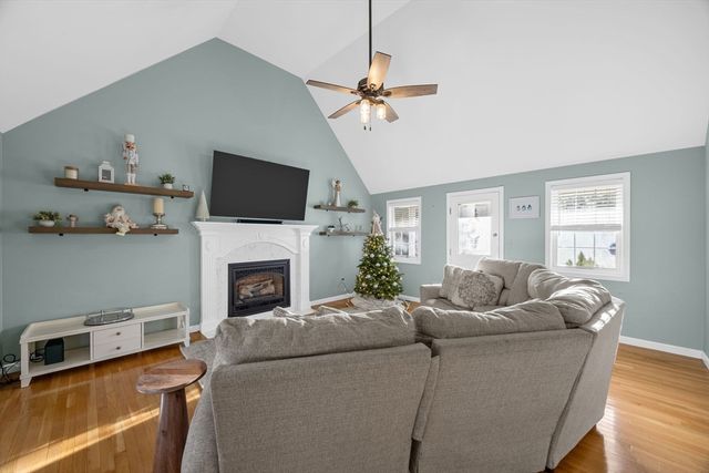 30 Flicker Ln, Barnstable, MA 02648